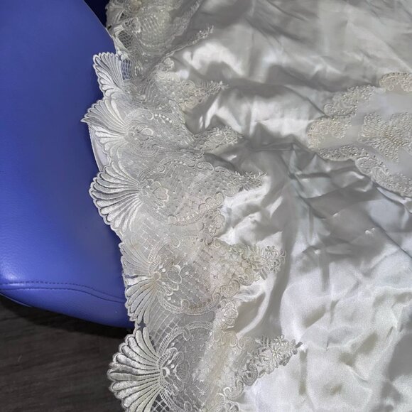 Jean Phoenix Bridal Vintage Wedding Dress with Train - Picture 4 of 15